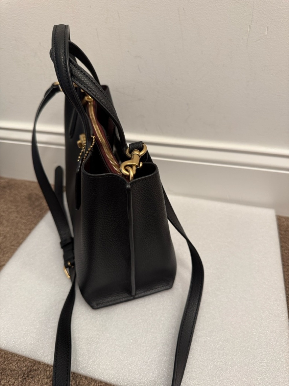 Coach Willow Tote 24 crossbody bag in black pebbled leather with maroon hangtag - Picture 2 of 8